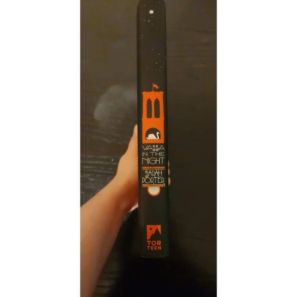 Book - Vassa in the Night by Sarah Porter - Picture 4 of 5